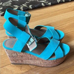 BNWT Marc Fisher turquoise platform sandals